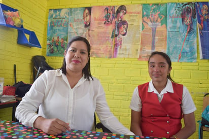 Logro. Sandra y su maestra Carolina dicen que valió la pena todo el esfuerzo que hicieron. (EL SIGLO DE TORREÓN/MARY VÁZQUEZ)