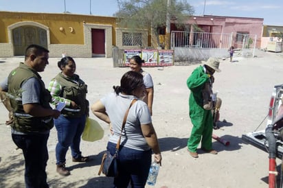 Fumigación. Cuadrillas de personal de salud fumigaron cada uno de los domicilios del ejido para terminar con la garrapata. (EL SIGLO DE TORREÓN/MARY VÁZQUEZ)