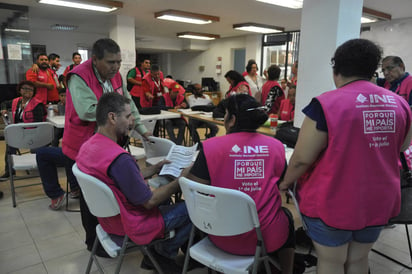 Preparativos. Será el personal del INE el que se encargue de los paquetes dentro de los CRyT. (GUADALUPE MIRANDA)