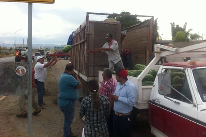 Crisis. Productores de sandía regalan producto a la gente en vez de malbaratar y perder. (EL SIGLO DE TORREÓN)