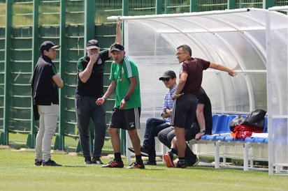 El director técnico del ‘Tri’, Juan Carlos Osorio, durante la sesión de entrenamiento habla con el equipo técnico de la Selección Mexicana. (Agencia El Universal)