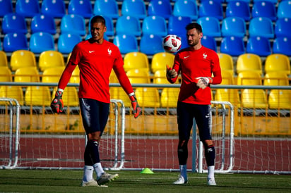 Los porteros Alphonse Areola (i) y Hugo Lloris, de Francia.