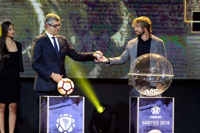 El exfutbolista uruguayo Diego Lugano (derecha) aparece en esta foto del lunes 4 de junio, junto al dirigente
de clubes de la Conmebol Frederico Nantesy. (AP)