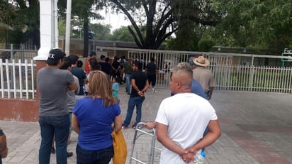 Una de las casillas especiales con mayor afluencia de votantes foráneos se instaló en la escuela primaria federal Ignacio M. Altamirano. (RENÉ ARELLANO)