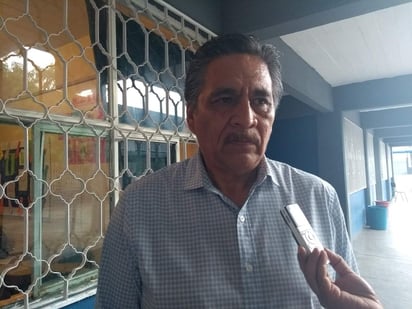 Desde los primeros minutos después de las ocho de la mañana, el síndico municipal del Ayuntamiento de Lerdo, José Dimas López Martínez, acudió a cumplir con su derecho al voto, en una de las casillas ubicadas en la escuela primaria Felicitas Cordero, de la zona Centro de la ciudad. (EL SIGLO DE TORREÓN/CLAUDIA LANDEROS)