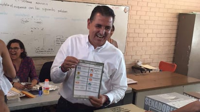 El candidato a la alcaldía ya acudió a votar. (EL SIGLO DE TORREÓN) 