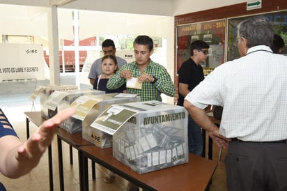 Miguel Mery, candidato del PRI a diputado federal por el distrito 06, acudió a votar acompañado por su familia, así como el resto de los candidatos de su partido, a la escuela secundaria técnica número 83.(EL SIGLO DE TORREÓN/JESÚS GALINDO)