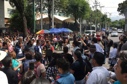 Aclaró, ante la conflictividad que se vive en las afueras de algunas casillas especiales por que se agotaron las boletas, que por ley sólo puede haber 750 boletas por casilla y no es posible ni aumentar papeletas, ni permitir el voto en papel. (NOTIMEX)