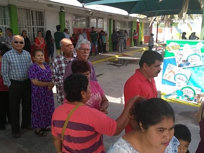 Desde las 08:30 horas que había casillas en toda la ciudad que no habían podido ser abiertas y largas filas de votantes esperaban molestos. (EL SIGLO DE TORREÓN)