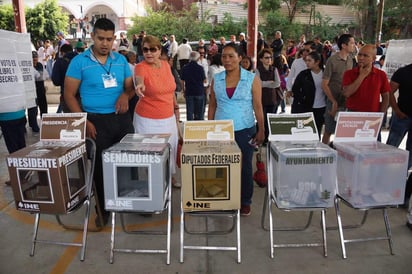 Es posible que haya filas aún a las seis de la tarde y por ello algunas casillas no podrán cerrar hasta que voten los ciudadanos ya formados. (EL UNIVERSAL)