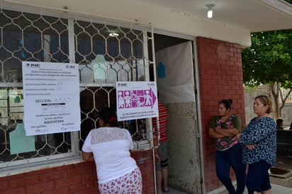 Paran. Por espacio de 20 minutos, la votación en la casilla 1468 estuvo detenida por las y los representantes de casilla. (EDITH GONZÁLEZ)