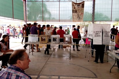 De vuelta en vuelta.  María acudió después de las 8 a su casilla ubicada en la escuela primaria Vicente Valdés Valdés. (VIRGINIA HERNÁNDEZ)