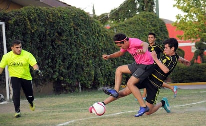 Solamente dos intensas jornadas restan para que inicie la liguilla en el torneo de futbol siete en el Campestre Gómez Palacio. (Archivo)