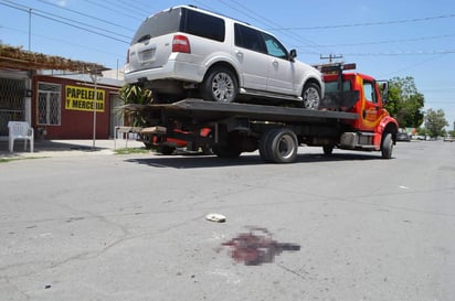 Informaron autoridades que la camioneta circulaba sobre la avenida Presidente Carranza en dirección al oriente, al llegar al cruce con la calle Carmen Salinas impactó a un hombre. (ESPECIAL)