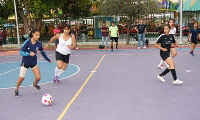 En la rama femenil, los partidos son muy disputados de principio a fin.