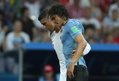 Cristiano Ronaldo acompaña a Edinson Cavani durante el partido de octavos de final. (EFE)