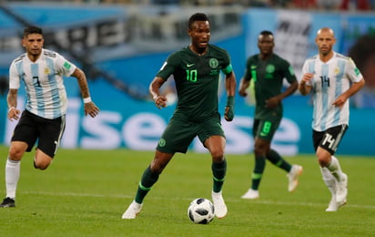 John Obi Mikel controla el balón durante un encuentro ante Argentina.