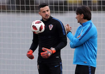 Danijel Subasic (izquierda) y el entrenador Zlatko Dalic, en la práctica de Croacia. (EFE)