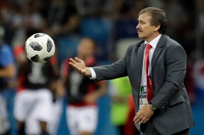 El técnico de la selección de Costa Rica, Óscar Ramírez, regresa el balón durante el partido por el Grupo E frente a Suiza en el Mundial 2018. (AP)