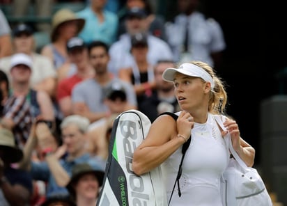 Caroline Wozniacki sufrió una dolorosa derrota ante Ekaterina Makarova 6-4, 1-6, 7-5 y se despidió en la segunda ronda de Wimbeldon. (AP)