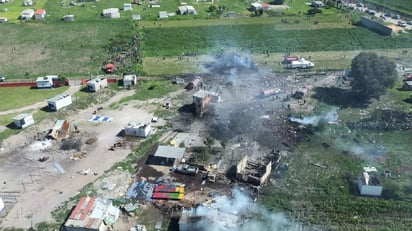 El gobierno del estado de México informó hasta las 13:00 horas que cuerpos de emergencia atendían el llamado de la primera explosión, cuando se suscitó un segundo incidente. (NOTIMEX) 