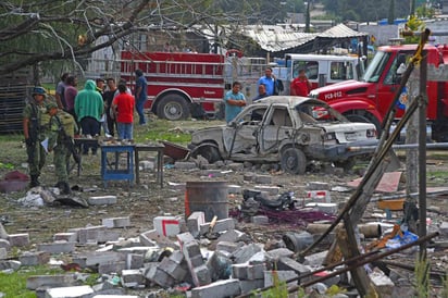 Por la explosión, acudieron al lugar policías y bomberos locales que fueron sorprendidos por un segundo estallido. (EL UNIVERSAL) 