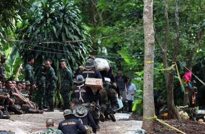 El comandante de la fuerza SEAL, Arpakorn Yookongkaew, dijo en conferencia de prensa que el rescatista laboraba como voluntario y que murió durante una misión nocturna en la que estaba colocando tanques de oxígeno. (ARCHIVO)