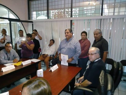 Acompañado por parte de su equipo de campaña, familiares y amigos, el ahora diputado federal, agradeció el apoyo de la ciudadanía a sus colaboradores. (EL SIGLO DE TORREÓN)