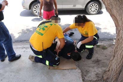 Paramédicos de la Cruz Verde arribaron al lugar para atender al conductor de la bicicleta. (EL SIGLO DE TORREÓN)