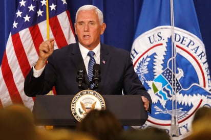 “Los estadounidenses tienen el derecho a expresar sus opiniones, pero estos ataques falsos contra el ICE por parte de nuestros dirigentes políticos deben parar”, aseveró Pence. (AP)