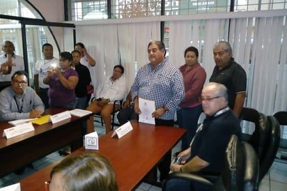 Ganador. Javier Borrego recibió el acta que avala su triunfo.