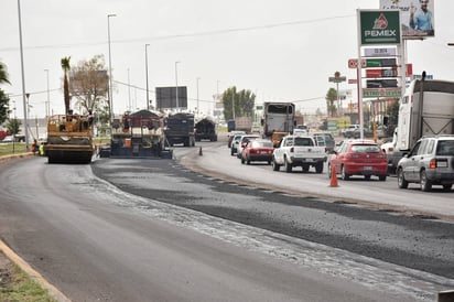 Trabajos. Inicia la Dirección de Obras Públicas con las labores de fresado y recarpeteo en el periférico de Gómez Palacio.