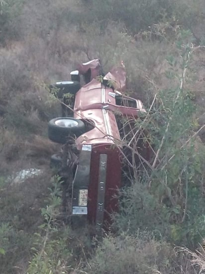 
El vehículo siniestrado es una camioneta Ford modelo antiguo de color rojo, con placas de circulación FS-53-414 del estado de Durango. (EL SIGLO DE TORREÓN) 

