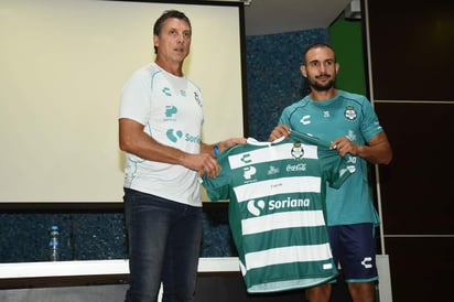 Siboldi le entregó el jersey albiverde. (JESÚS GALINDO) 