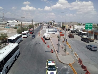 En ambos sitios se apostó personal de la dirección de Tránsito y Vialidad para orientar a los conductores. (EL SIGLO DE TORREÓN)