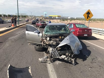 El aparatoso percance se registró alrededor de las 18:00 horas y al mismo acudieron elementos del área de Vialidad, Policía Federal y paramédicos de Cruz Roja y Cruz Verde Laguna. (EL SIGLO DE TORREÓN)