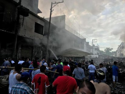 Las campanas de la iglesia de Tamazunchale replicaron a las 3:30 horas de este sábado 07 de julio. El sacerdote avisaba al pueblo que el Mercado Municipal se quemaba. (TWITTER)