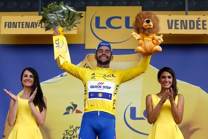 Fernando Gaviria ganó la primera etapa del Tour de Francia y se vistió de amarillo, es el primer colombiano que lo logra desde el 2003. (EFE)