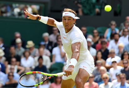 Rafael Nadal aseguró seguir como número uno del mundo cuando se acabe Wimbledon gracias a su victoria 6-1, 6-2, 6-4 sobre Alex de Miñaur, en apenas dos horas y dos minutos. (EFE)