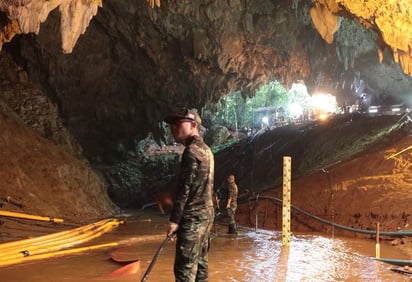 El equipo está compuesto de 18 buzos, trece extranjeros y cinco miembros de elite de la Marina tailandesa, y realiza su misión a través de cuatro kilómetros de lúgubres pasadizos subterráneos con inundaciones parciales y desniveles de un terreno rocoso. (EFE) 