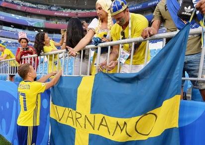 Sebastian Larsson se despide de algunos aficionados en la tribuna tras quedar eliminado del Mundial.