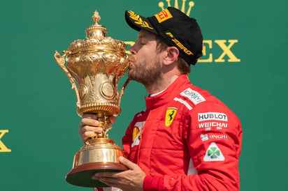 Sebastian Vettel ganó y aumentó su ventaja sobre Lewis Hamilton en el campeonato de pilotos. (EFE)