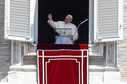 El Papa Francisco bendice a la multitud durante el rezo del Angelus desde la ventaja de su despacho frente a la Plaza de San Pedro. (EFE)