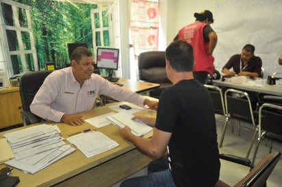 Al igual que los funcionarios de casilla que se sumaron a la jornada electoral del 1 de julio, los Supervisores y Capacitadores Asistentes Electorales recibieron un reconocimiento por su labor. (EL SIGLO DE TORREÓN)