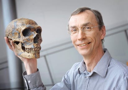 Svante Pääbo con una calavera reconstruida de Neanderthal. Foto: Frank Vinken