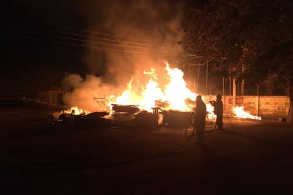 Fuego. De madrugada llamas consumen maderería de Lerdo, no se reportaron personas lesionadas. (EL SIGLO DE TORREÓN) 