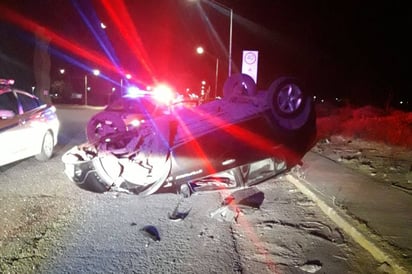 Accidente. La unidad siniestrada se impactó contra la base de una luminaria y terminó sobre su toldo al lado de la carretera. (EL SIGLO DE TORREÓN)