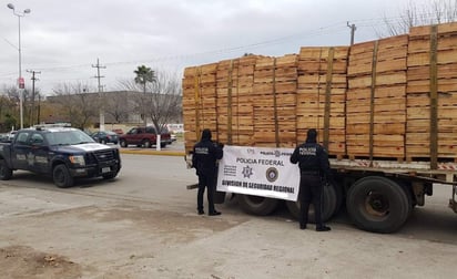 La detención se realizó tras un alto solicitado por los federales al presenciar una infracción del operador de la unidad. (ESPECIAL)