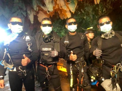 Héroes. Estos son los últimos cuatro buzos seals de la marina tailandesa que salieron sanos y salvos después de completar la misión de rescatar en una cueva donde 12 chicos y su entrenador de futbol han quedado atrapados desde el 23 de junio en Mae Sai. (AP)