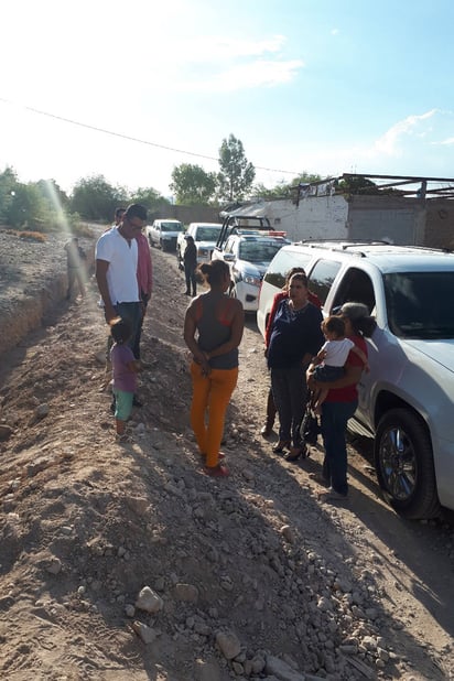 Acuden. Autoridades estuvieron en la colonia San Isidro para verificar el avance de la obra. 